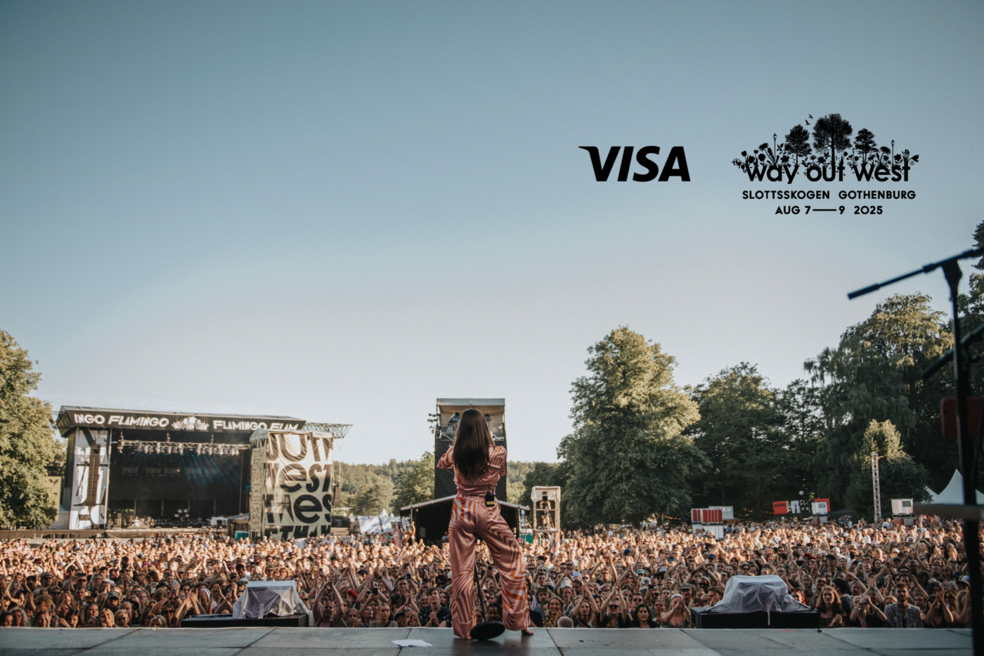 Artist på scenen foran publikum på Way Out West 2025 i Gøteborg.