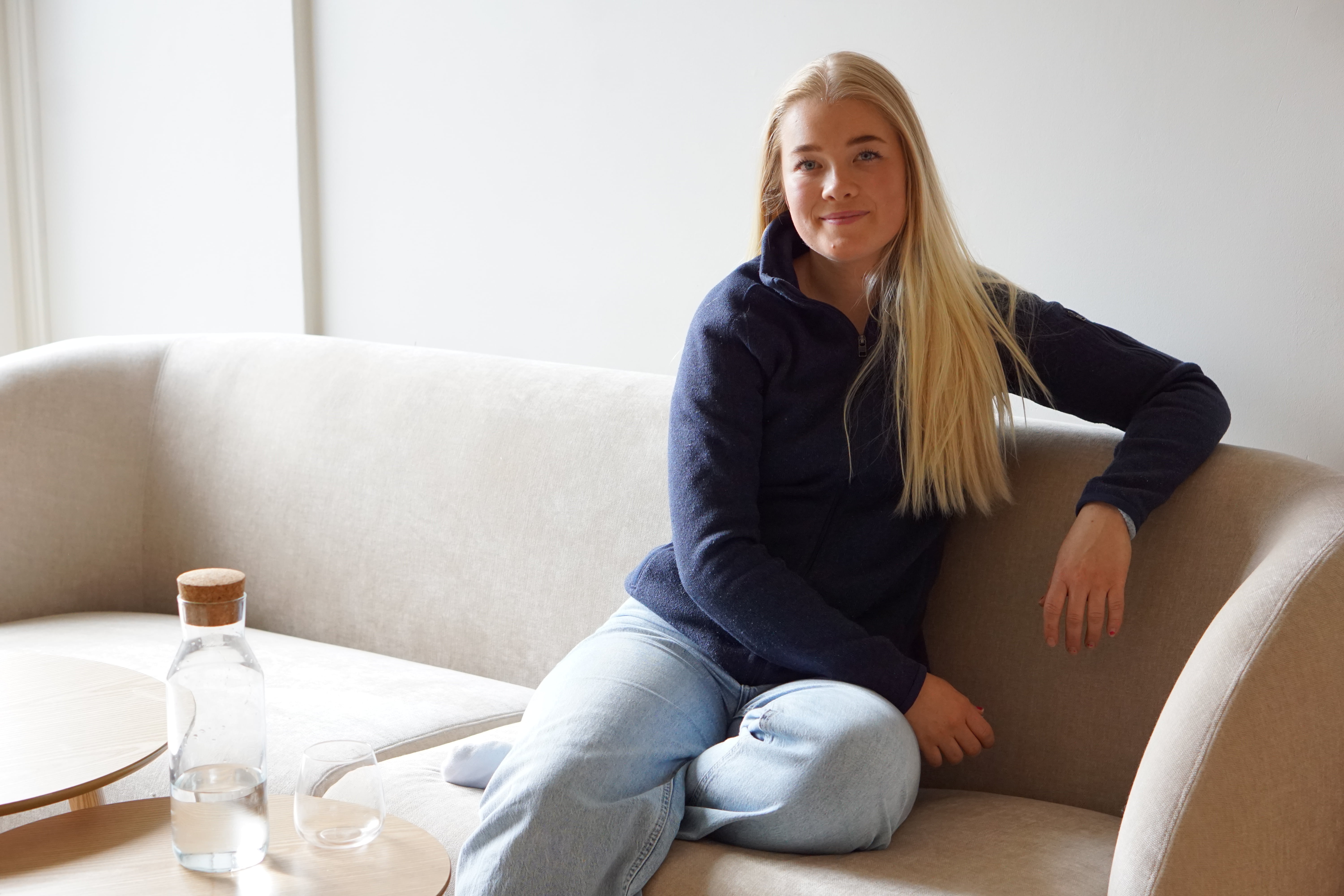 En kvinne som slapper av i en sofa