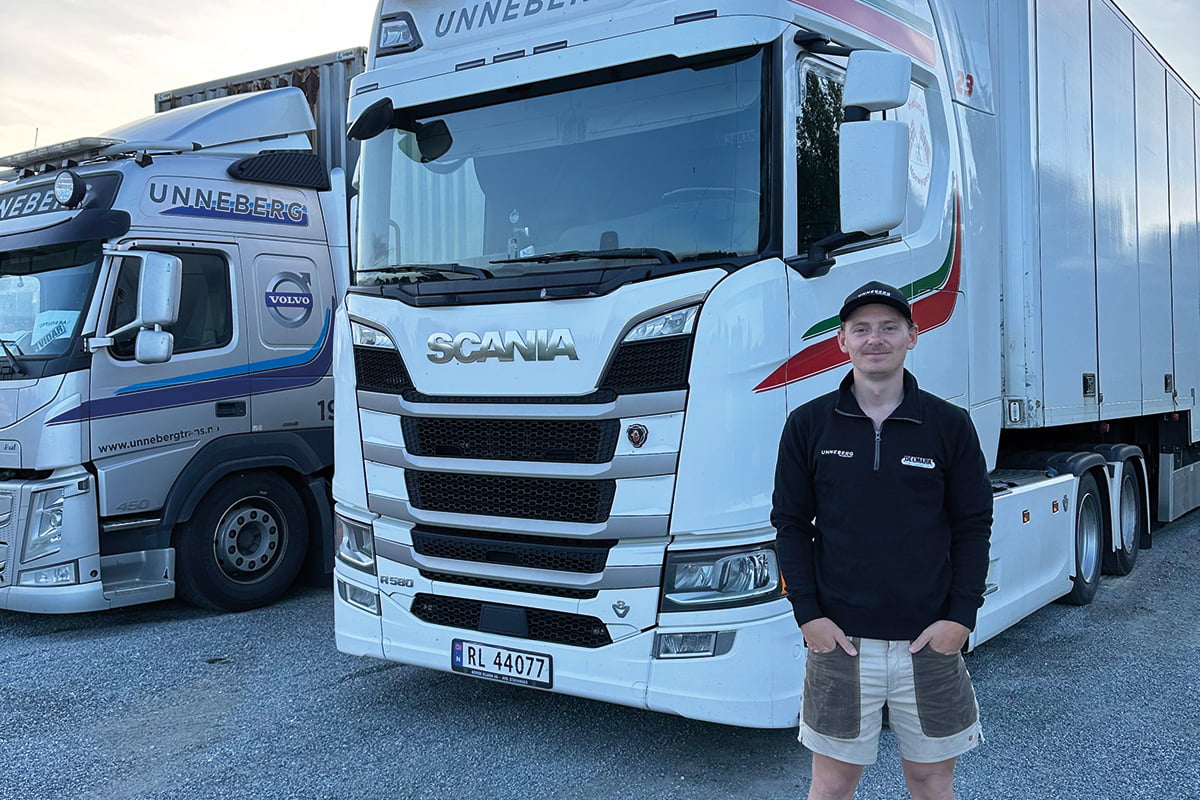 Carl Oscar foran to av bilene