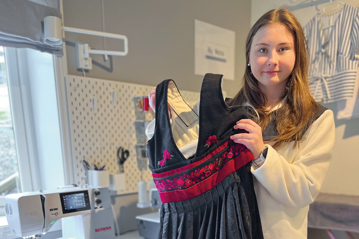 Nora viser festdrakt