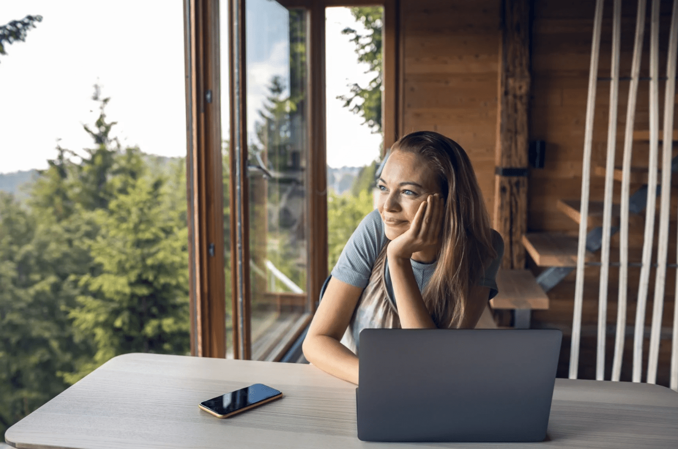 Dame som ser ut vindu